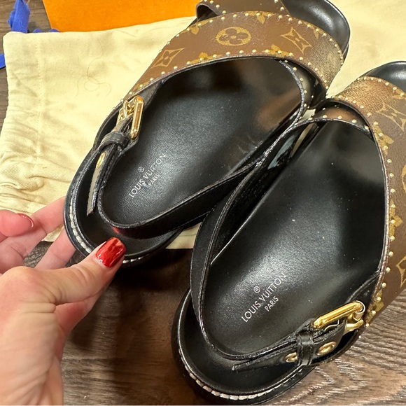 LOUIS VUITTON PASEO FLAT COMFORT SANDLE MONOGRAM AND BACK GOLD STUDS & BUCKLE - Picture 2 of 8